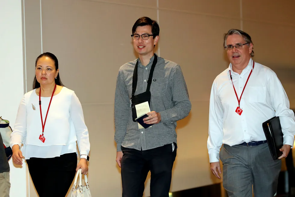Den australske studenten Alek Sigley etter å ha ankommet flyplassen i Tokyo.