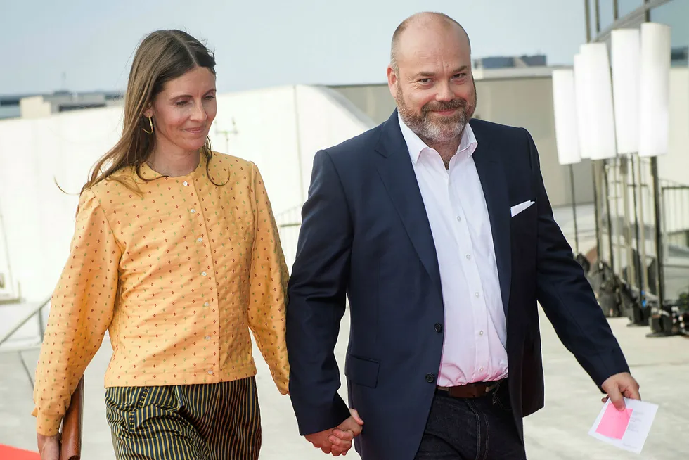 Bestseller-eier får nesten 5,5 millioner kroner i støtte fra staten. Kleskjeden eies av Anders Holch Povlsen, her med konen Anne Holch Povlsen.