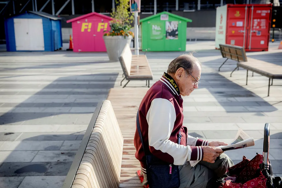 Mandag morgen var Sergels torg sentralt i Stockholm folketomt og valgbodene stengt. Vas Sirén (76) leser nyheter i papiravisen. Selv stemte han på Vänsterpartiet. Sverige våkner opp mandagen etter riksdagsvalget som har sendt landet ut i politisk usikkerhet.
