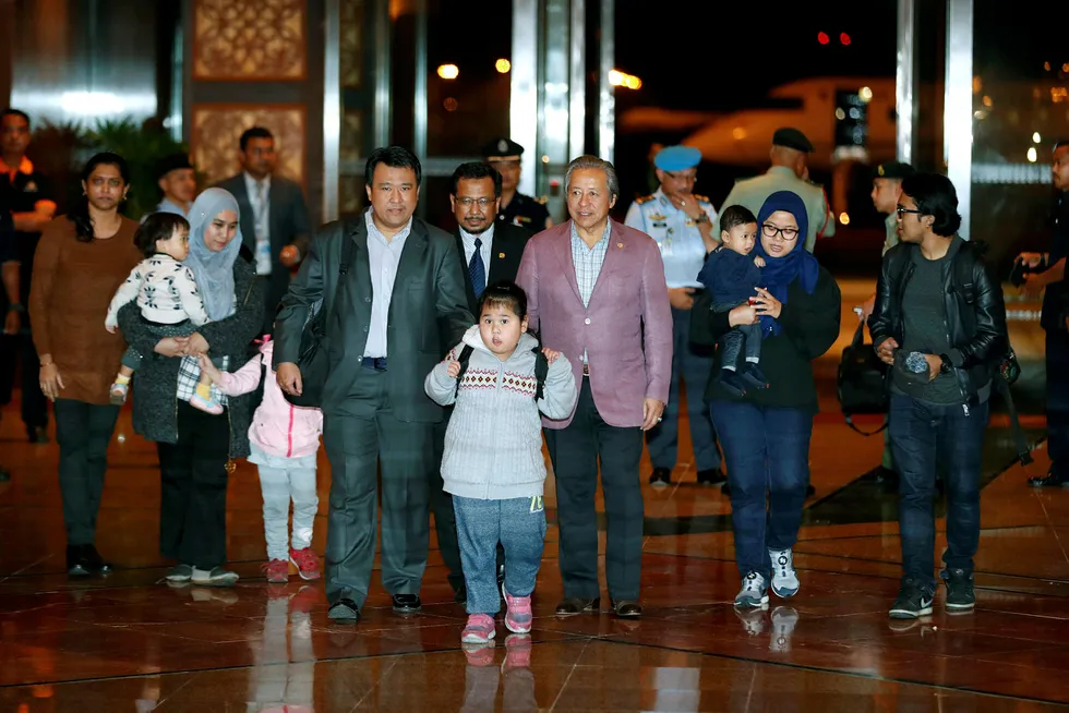 Malaysiere som har vært strandet i Nord-Korea siden drapet på Kim Jong-nam og den påfølgende feiden mellom Malaysia og Nord-Korea, ankom fredag flyplassen i Kuala Lumpur sammen med Malaysias utenriksminister Anifah Aman. Foto: Vincent Thian / AP / NTB scanpix Foto: Vincent Thian
