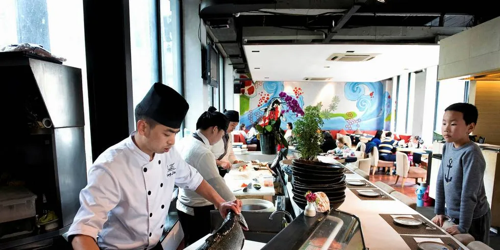 ARRESTERT: En bergensgift kvinne, bosatt i Shanghai, er arrestert i Kina. Hun er mistenkt for å ha smuglet fisk fra Vietnam til Kina. Her fra en restaurant i Shanghai som bruker norsk laks.Foto: Per Ståle Bugjerde