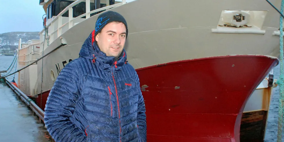 HJEMME: Mikal Steffensen på kaikanten hjemme på Myre i Vesterålen.