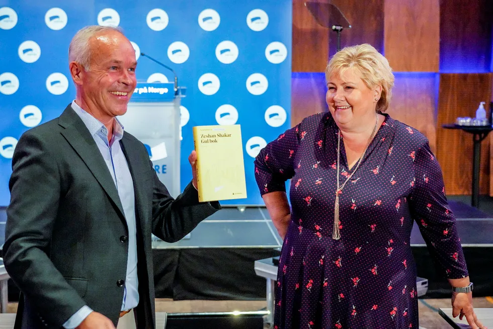 Statsminister Erna Solberg overrakte finansminister Jan Tore Sanner boken «Gul bok» av Zeshan Shakar tirsdag.