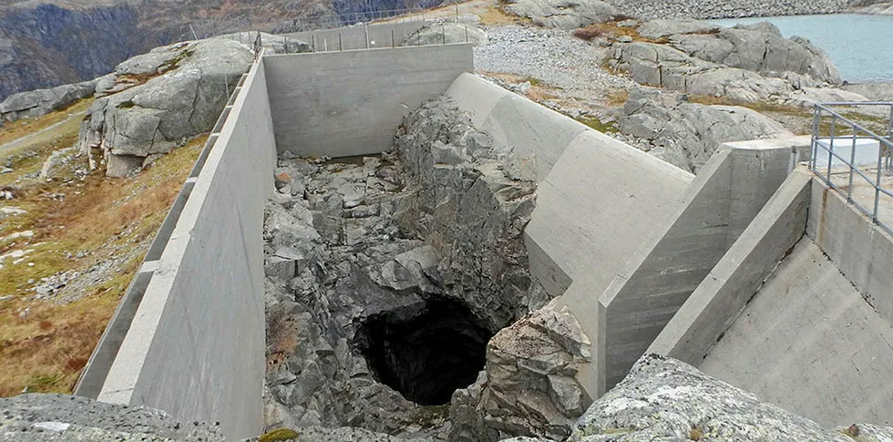 Flomløp på fyllingsdam, her Mysevatn. Nå skal Multiconsult led et forsking- og utviklingsprosjekt for NVE for å redusere faren for dambrudd.