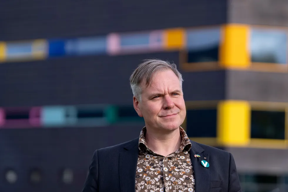Alfred Bjørlo (V) raser mot regjeringens ekstraordinære arbeidsgiveravgift. Tall fra Finansdepartementet viser at det kan koste over ti milliarder kroner å fjerne den.