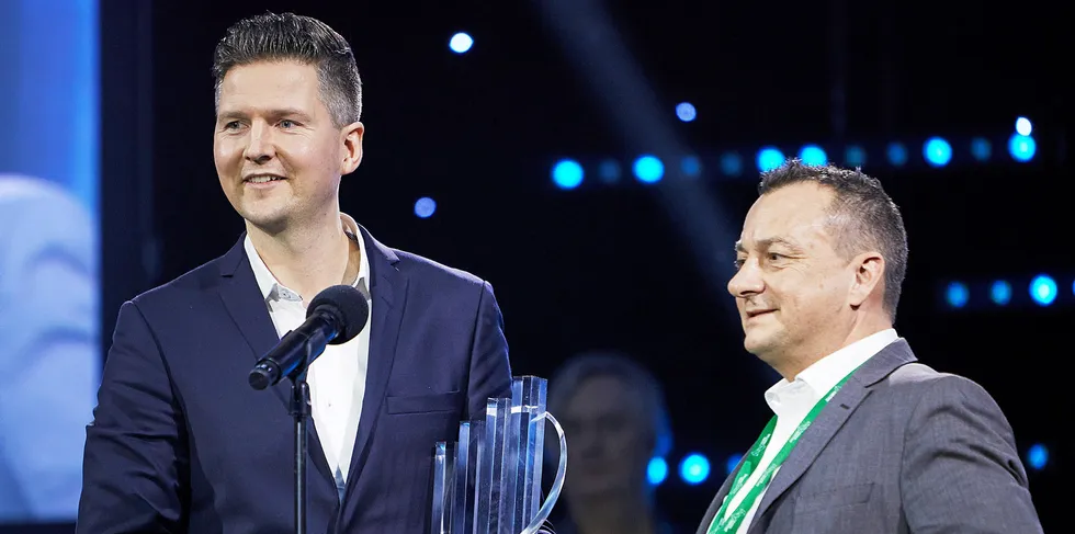 Øyvind Bakke t.v. og Vidar Rabben fra Fjord Maritime mottok kategoriprisen Oppskalering under EY sin prisutdeling torsdag kveld. Stig Kalvenes kunne ikke være til stede på finalekvelden av EY Entrepreneur Of The Year.