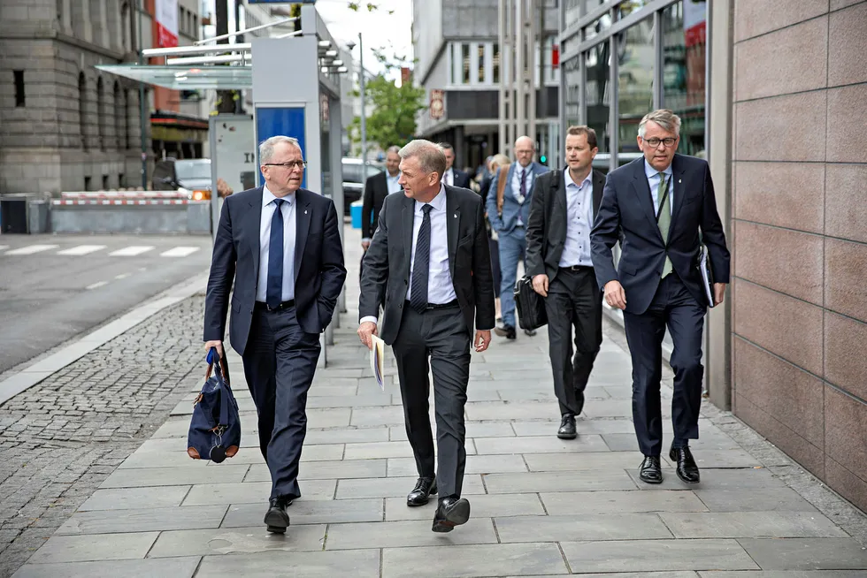 Konsernsjef Eldar Sætre (t.v.) og styreleder Jon Erik Reinhardsen i Equinor på vei inn i Olje- og energidepartementets kontorer i Akersgata. Bak: Torgrim Reitan, Bård Glad Pedersen og Reidar Gjærum (t.h.)