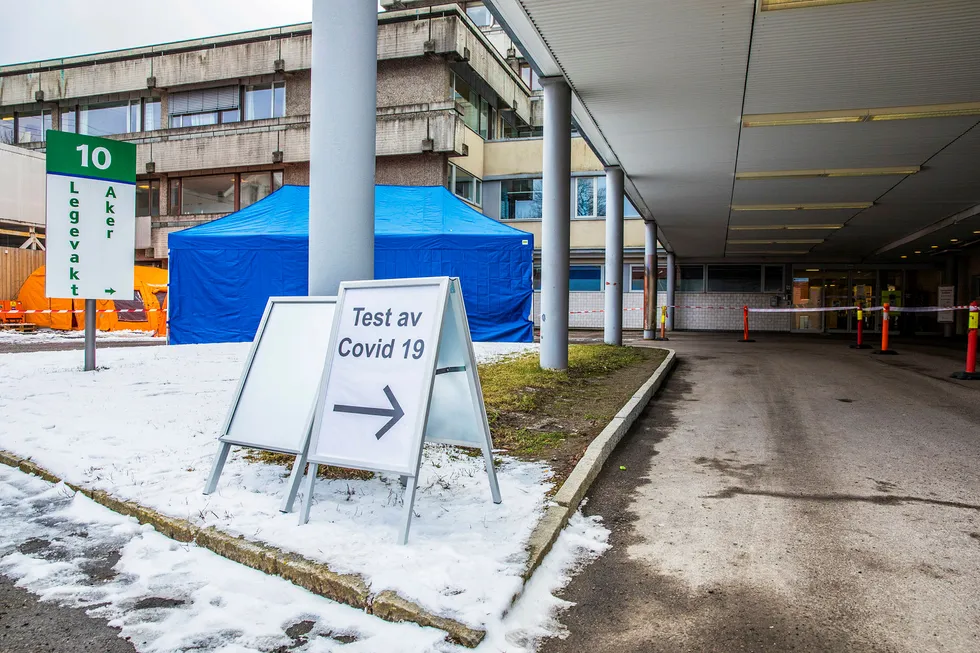 DRIVE-THROUGH-TESTING: Aker legevakt har satt opp en prøvetakingsstasjon der personer som mistenker at de er smittet av koronaviruset Covid 19, kan komme med bil.