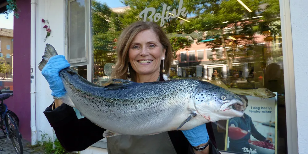 Daglig leder Elin Pettersen i fiskebutikken Bofisk i Bodø viser fram verdens mest populære fisk.