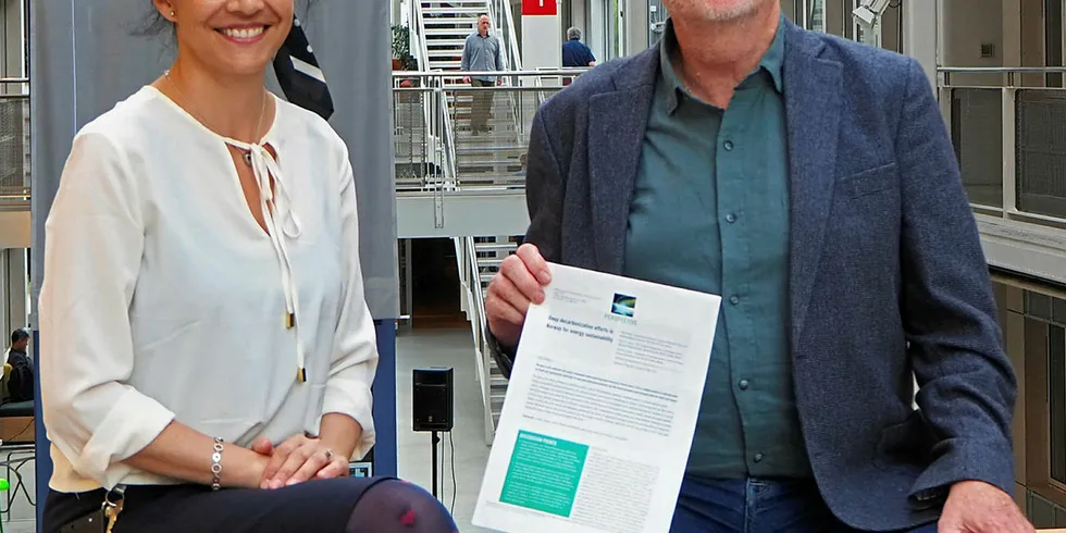 ELEFANTEN I ROMMET: UiO-forskerne Sabrina Sartori og Truls Norby med rapporten hvor de påpeker at Norge kan gjøre mye for det globale klimaet, selv om olje- og gassektoren er elefanten i det norske klimarommet.
