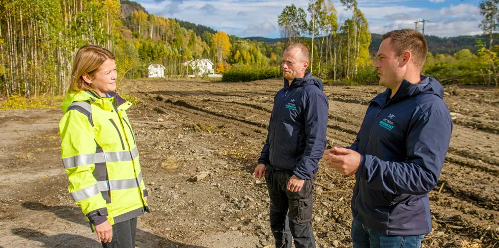 Skagerak Kraft og Greenstat vil bygge solkraftverk på Hvarnes i Larvik. Kristin Håland Helgerud, leder for strategiutvikling i Skagerak Kraft, og Sveinung Isaksen og Sebastian Farmen i Greenstat Installation på den aktuelle tomten i Hvarnes.