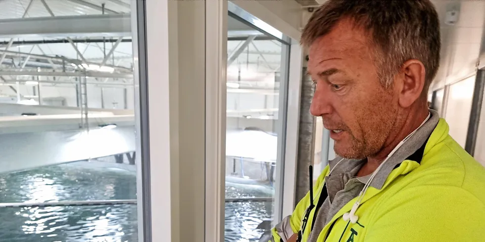 Trond Kjellesvik kikker inn mot den ene hallen der postsmolten svømmer ved Tytlandsvik Aqua.