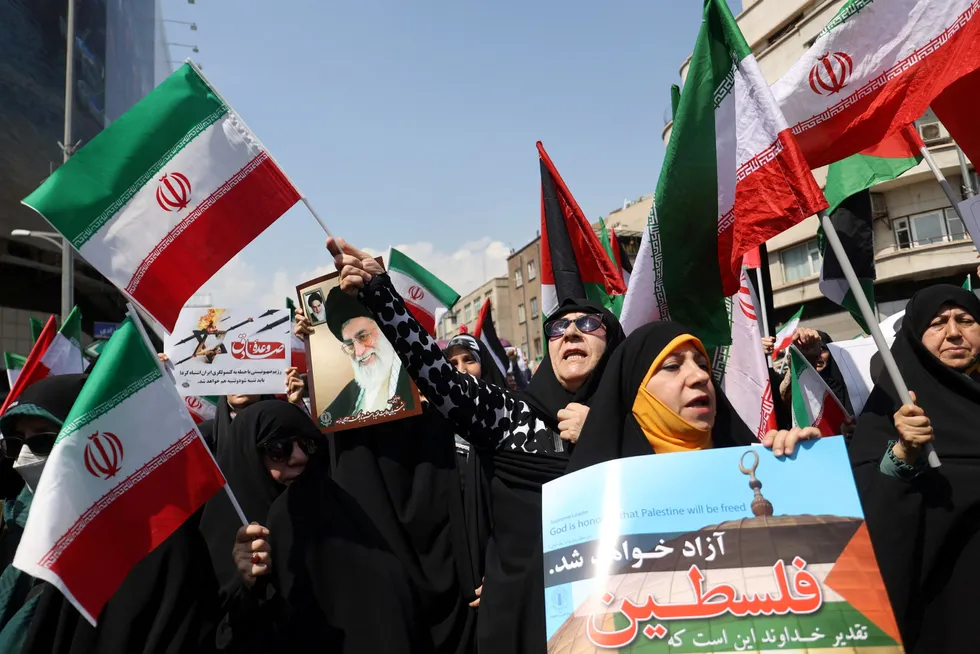 Etter angrepet fredag morgen demonstrerte iranere mot USA og Israel etter fredagsbønnen i Teheran.