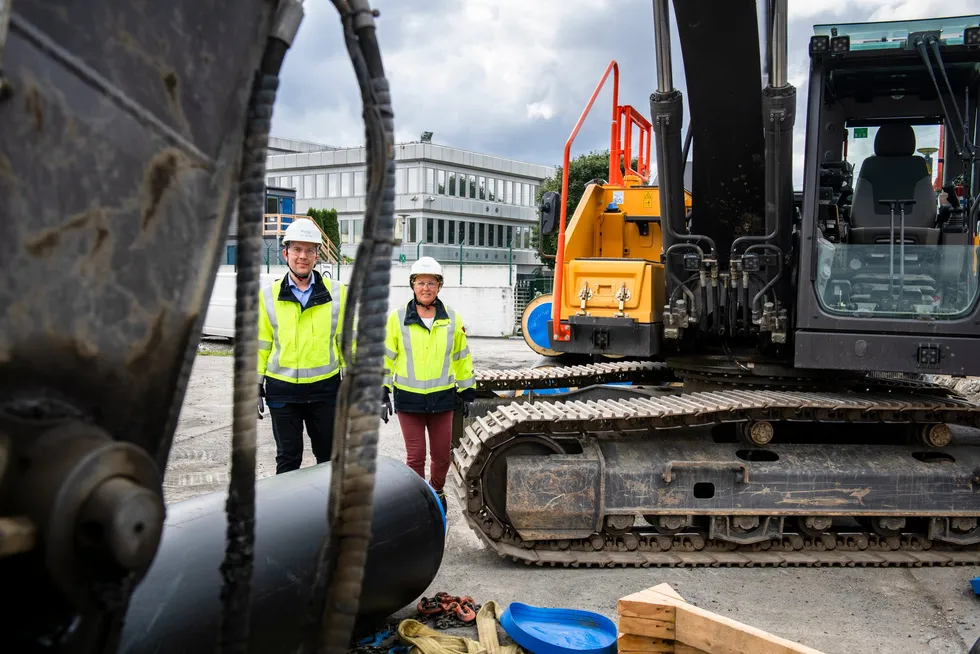 Representanter for dengang Fortum Oslo Varme, i dag Hafslund celsio, ser på rør som skal brukes til å hente ut fjernvarme fra Digiplex i 2018.