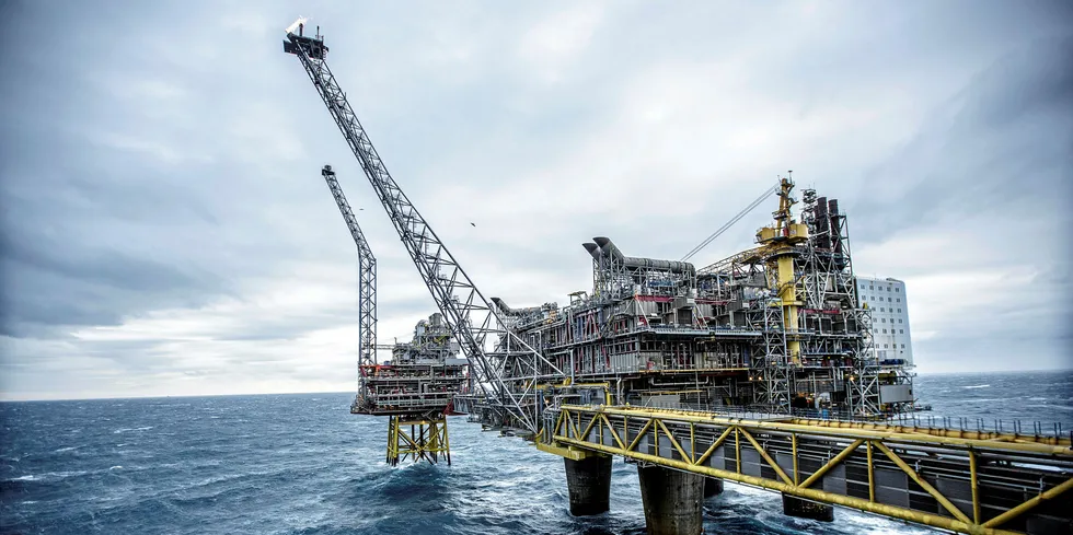 Å elektrifisere olje- og gassinstallasjoner vil redusere CO2-utslippene, men det vil også øke strømkostnadene på land.