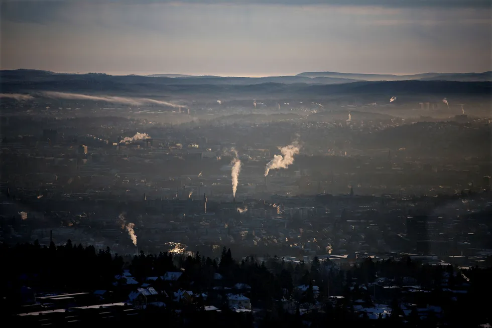 Ved å inkludere klima i risikoberegningene vil bankene få et mer helhetlig bilde av den totale risikoeksponering for bedriftene de investerer i eller låner penger til, sier forfatteren. Foto: Øyvind Elvsborg