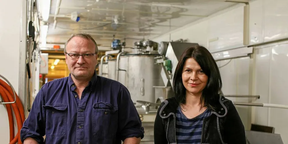 Gründer Geir Olsen og daglig leder Vigilija Svezikiene i Vesterålen Marine Oljer har utviklet en ny metode for langtidslagring av lever.Arkivfoto: Silje Helene Nilsen