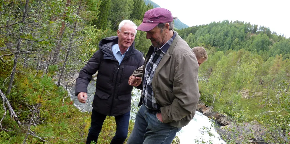 På befaring: Oppdretter Kjell Lorentsen (t.v.) får ei hjelpende hand av dugnadsmann Audgar Carlsen. Langs Beiarelva er det bratt og farlig mange steder.