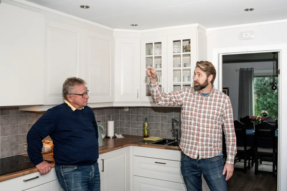 Bygningssakkyndig Lasse Jensen (til høyre) fra TEK-Norge, medlem av Norsk Takst, er på befaring hos boligselger Morten Wensaas. Fra nyttår stilles det nye krav til bolighandelen, og man kan ikke lenger selge boligen «som den er».