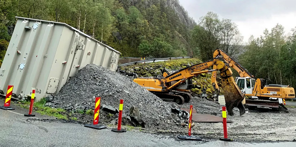 TRAFOVELT: Her blir det gjort klart for oppklipping av trafoen som veltet i Kvilldal.