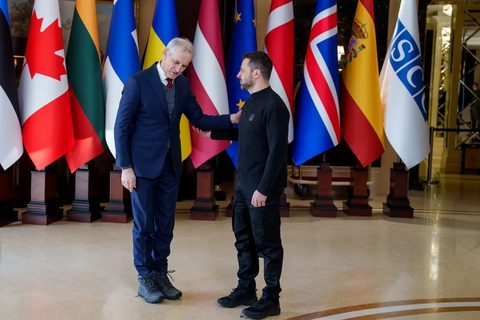 Statsminister Jonas Gahr Støre (Ap) hilser på Ukrainas president Volodymyr Zelenskyj før toppmøtet med europeiske ledere i Kyiv på treårsdagen for den russiske invasjonen.