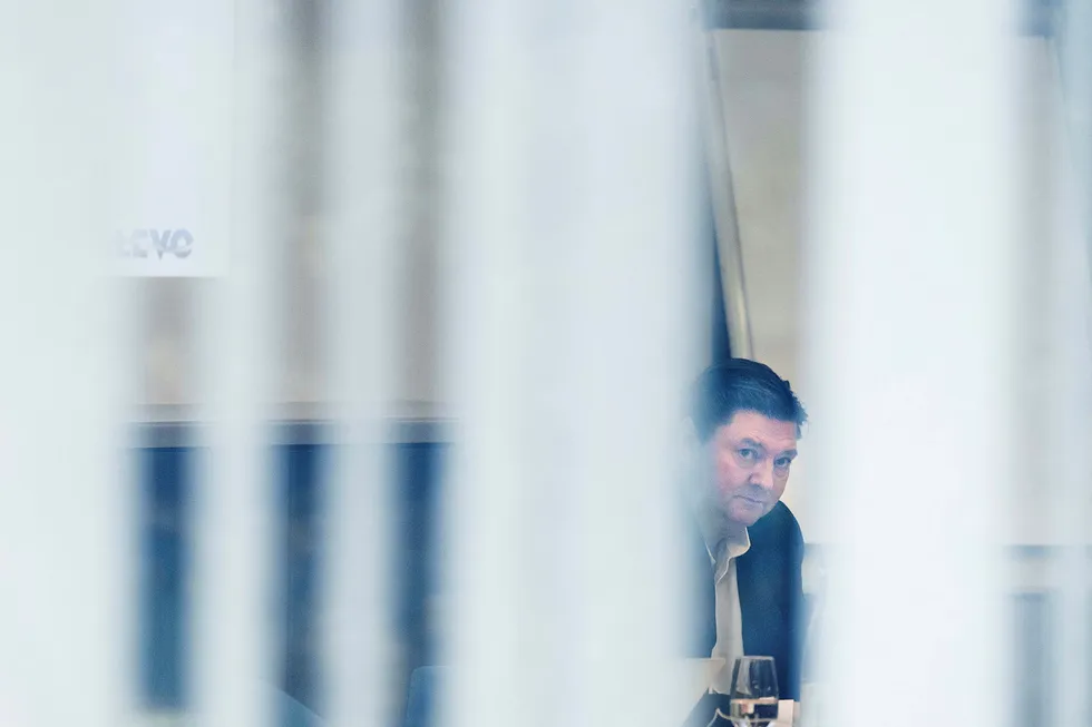 Den norske investoren og styreleder i Alevo Group, Jostein Eikeland, ledet torsdag en dramatisk generalforsamling i det skadeskutte batteriselskapet. Selskapets fremtid er avhengig av at han får inn penger fra kinesiske investorer. Foto: Fredrik Solstad