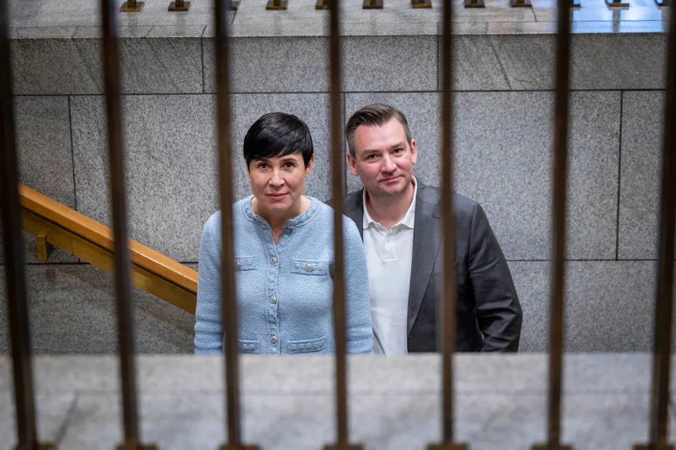 Ifølge leder av utenrikskomiteen på Stortinget, Ine Eriksen Søreide (H) og Høyres nestleder Henrik Asheim gir det ikke mening å ha regler som utelukker Oljefondet fra å investere i våpenselskaper som Ukraina og Vesten nå er helt avhengige av.