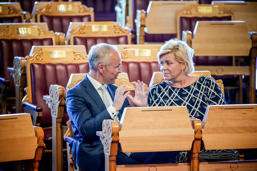 finansminister Siv Jensen (Frp) og kommunal- og moderniseringsminister Jan Tore Sanner (H) kommer med gladmelding til mange bedrifter i distriktene på tampen av året. Foto: Gorm Kallestad / NTB scanpix