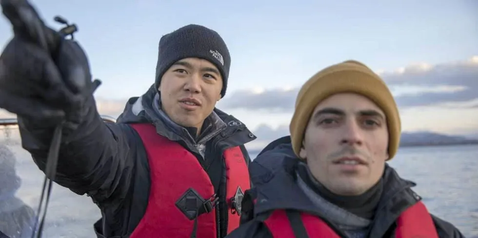 Daglig leder i Manolin Tony Chen støtter green bonds i oppdrettsnæringen. Her avbildet sammen med teknisk sjef i Manolin John Constantino.