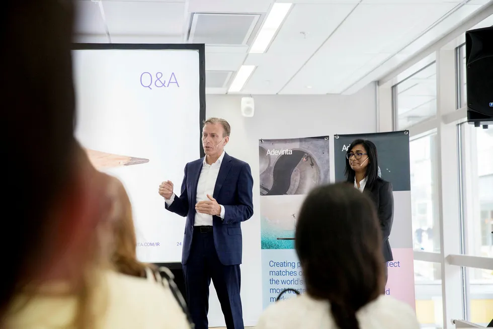 Etter ti år som konsernsjef i Schibsted er Rolv Erik Ryssdal blitt administrerende direktør i det internasjonale rubrikkselskapet Adevinta. Til høyre finansdirektør Uvashni Raman.