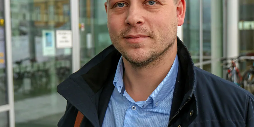 SETT SEG LEI: Daglig leder i Fiskarlaget Nord Jon-Erik Henriksen med styret i ryggen har sett seg lei av et ukontrollert turistfiske.