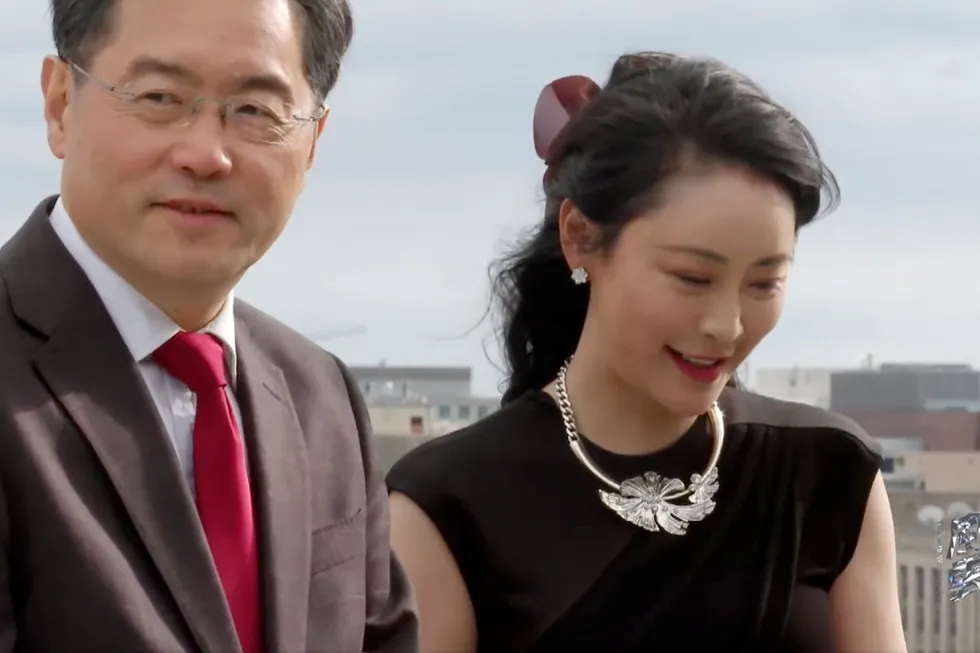 Plutselig ble Qin Gang fjernet som Kinas utenriksminister. En affære med tv-ankeret Fu Xiaotian skal være årsaken.