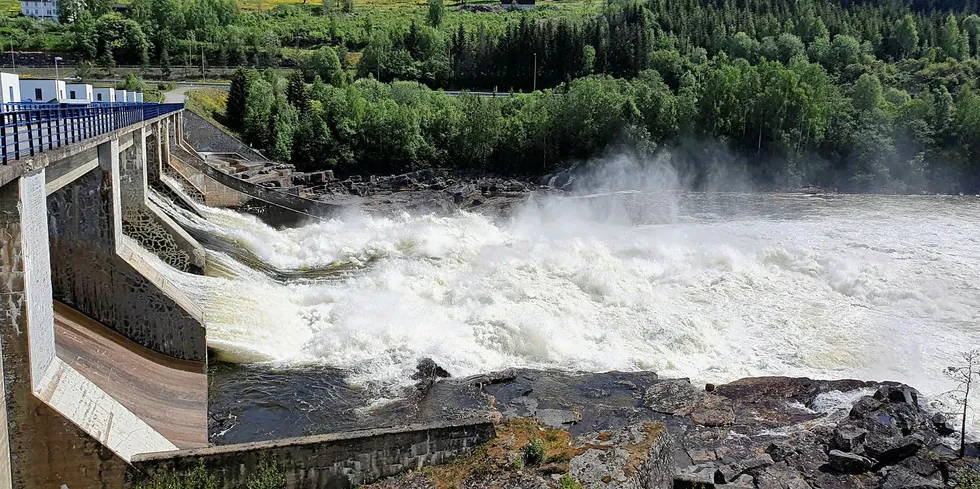 Det er godt med vann i Gudbrandsdalslågen, men om noen dager skal vannføringen synke, ifølge NVE.
