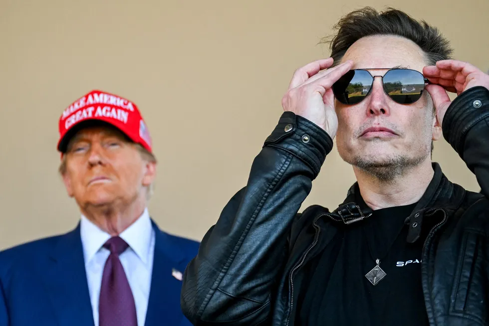 Tesla-aksjen er mer enn halvert fra toppen. Nå tar Donald Trump sin våpendrager og Tesla-sjef Elon Musk i forsvar.
