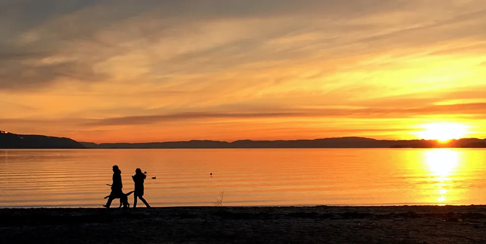 Lav sol, høy himmel. Lav kronekurs, høy strømpris.