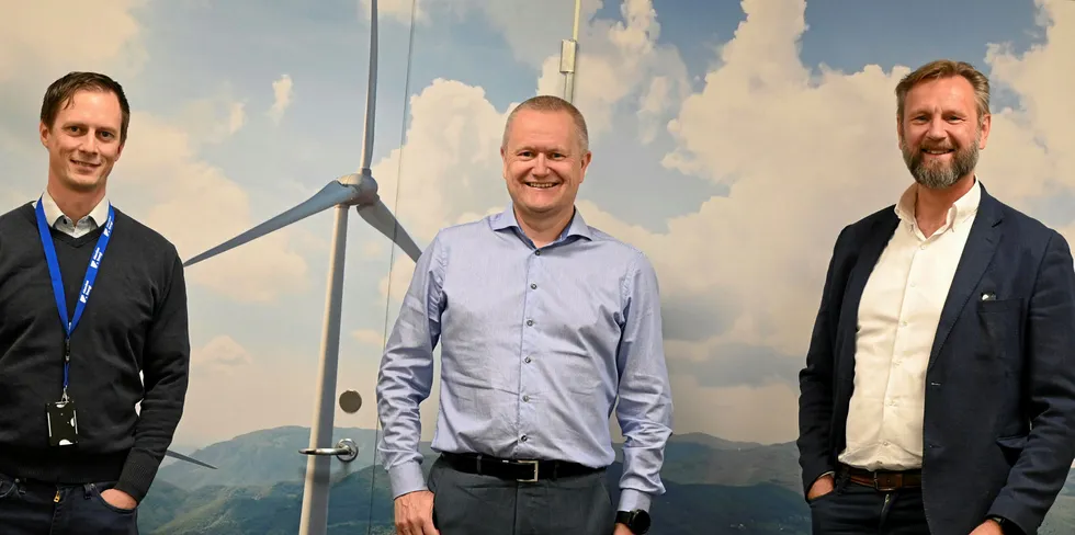 I VINDEN: Med vindkraftverk på gang og mange nye initiativer den siste tiden er Akershus Energi bokstavelig talt i vinden. Fra venstre Emil Orderud, Eskil Lunde Jensen og Frank Sagvik.