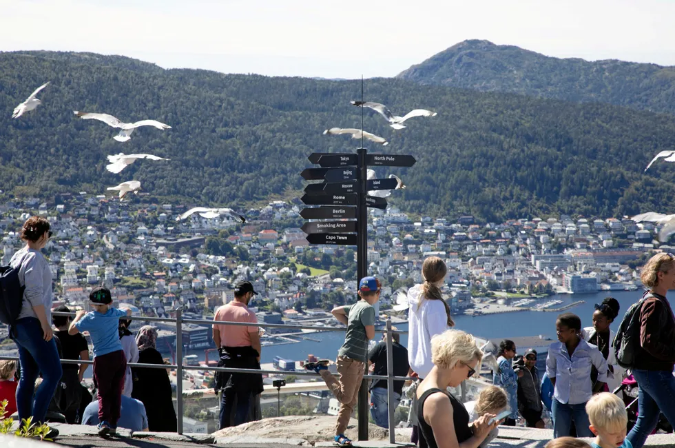 Strømkundene i Bergen og omland kan glede seg over svært lave priser i spotmarkedet fredag. For produsentene blir det tilsvarende lave inntekter.