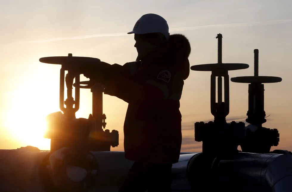 Opec forsøker å kutte produksjonen for å øke prisen på olje, men små kutt kan lett erstattes av amerikansk skiferproduksjon, mener analysesjef. Samtidig har Russland, der bildet er fra, rekordhøy produksjon.