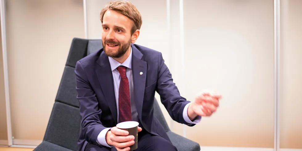 Næringsminister Jan Christian Vestre (Ap) mener det er fornuftig av Statkraft å drive med kortsiktig trading. - Det er en del av selskapets markedsaktiviteter, sier han.