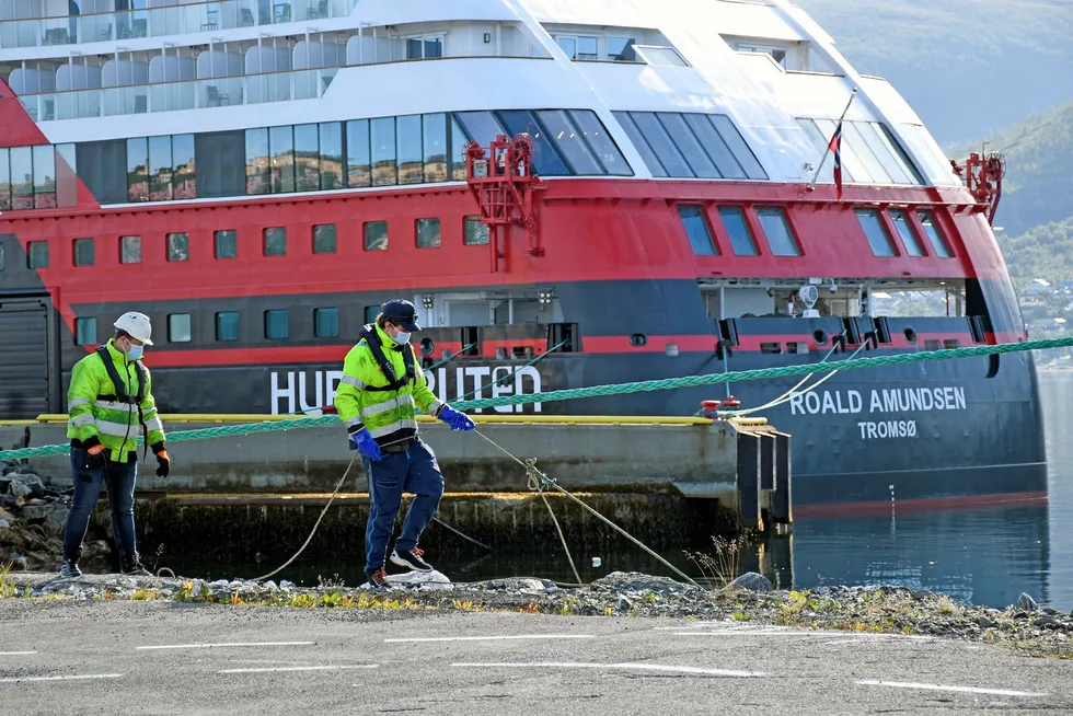 Etter smitteskandalen om bord på MS «Roald Amundsen» i juli, er alle ekspedisjonscruise avlyst på ubestemt tid, og selskapet har ikke oppdatert markedet om utviklingen i bookinger. Ansatte frykter for om kundene kommer tilbake. Her fra Tromsø.