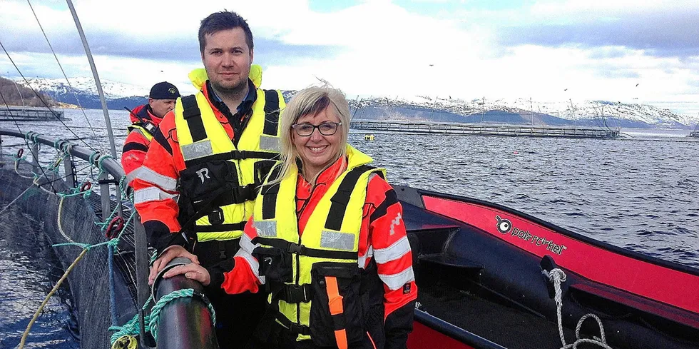 Senterpartiets Geir Pollestad leder Stortingets næringskomité. Her på mærkanten sammen med Sps tidligere fiskeripolitiske talsperson, Irene Lange Nordahl. Hun er dessuten tidligere samfunnskontakt for Salmar Nord. Foto: Wenche Westberg Gunnarstorp