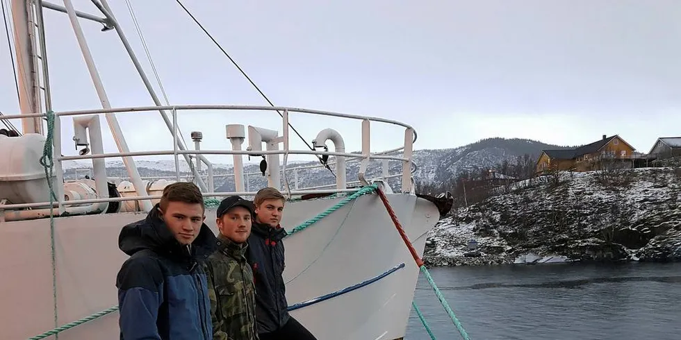 SATSER PÅ FISK: Håkon Helgesen fra Fauske, Olav Olavson Aga fra Tjongsfjord og Bjørn-Henning Svendsen fra Sørarnøy er alle elever ved Meløy videregående skole på Inndyr. De trives godt, og mener praktisk undervisning og perioder med utplassering hos lokalt næringsliv er gull verdt for skolemotivasjonen. Arkivfoto: Kenneth Didriksen