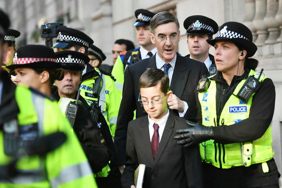 «Skam dere!» Illsinte brexit-motstandere lot det gå ut over politikere som trengte politivakt da de skulle gå fra Parlamentet. Underhusets leder Jacob Rees-Mogg forlot parlamentet sammen med sin 12 år gamle sønn Peter Theodore Alphege mens skjellsordene haglet.