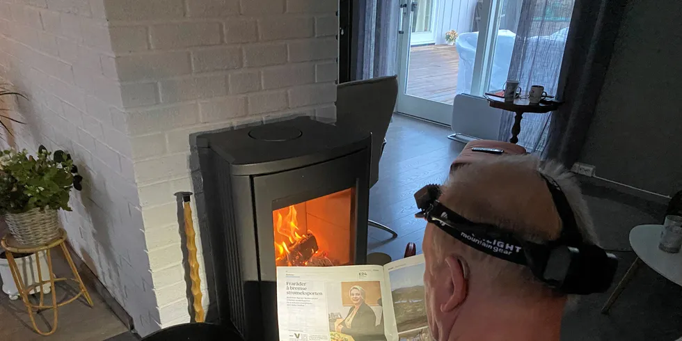 Vedfyring og hodelykt blir kanskje løsningen når strømprisen når nye skyhøye nivå mandag.