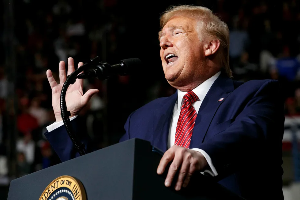 President Donald Trump nekter for at han spøkte da han sa at han vil ha mindre testing for koronaviruset.