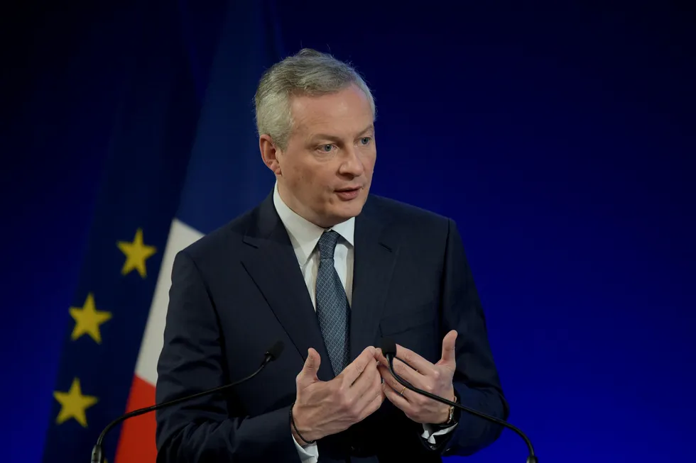 Finansminister Bruno Le Maire sier Frankrike ikke har krevd noen sammenslåing av Renault og Nissan.