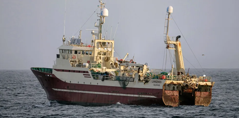 Frysetråleren «Langenes» savner et besetningsmedlem. Sammen med 11 andre fartøy søker den nå i et havområde mellom Bjørnøya og Svalbard etter den savnede.