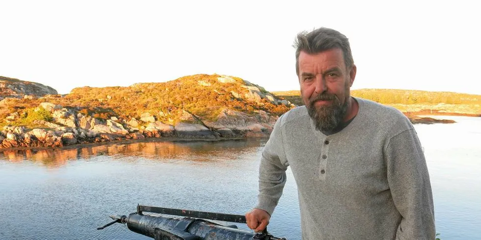 KRIGEREN FRODE REPPE: Like ved huset på Frøya har Frode Reppe satt opp en gammel hvalkanon. Reppe er ikke konfliktsky. I sin tid i NSL tok han opp kampen mot villaksforskerne som han mente sterkt overdrev oppdrettsnæringens negative påvirkning på villaksen.Foto: Agnar Berg