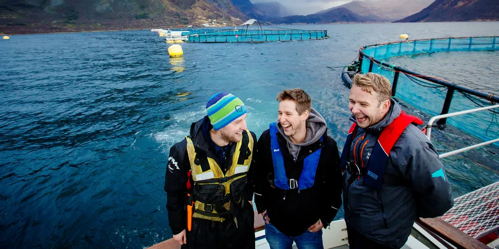 Brødrene Håvard Olsen og Gjermund Olsen, sammen med svoger Alf-Gøran Knutsen (til høyre), er trekløveret som styrer Kvarøy Fiskeoppdrett på Helgeland.