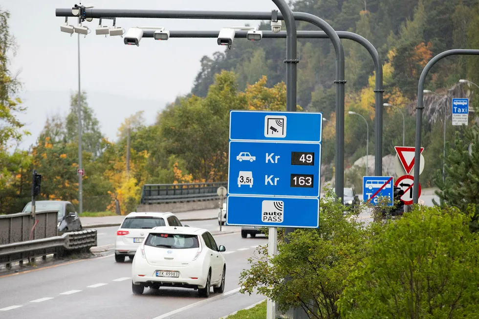 Det er her på Mosseveien i Oslo syklisten insisterer på å sykle i veibanen, selv om det er anlagt gang og sykkelsti.